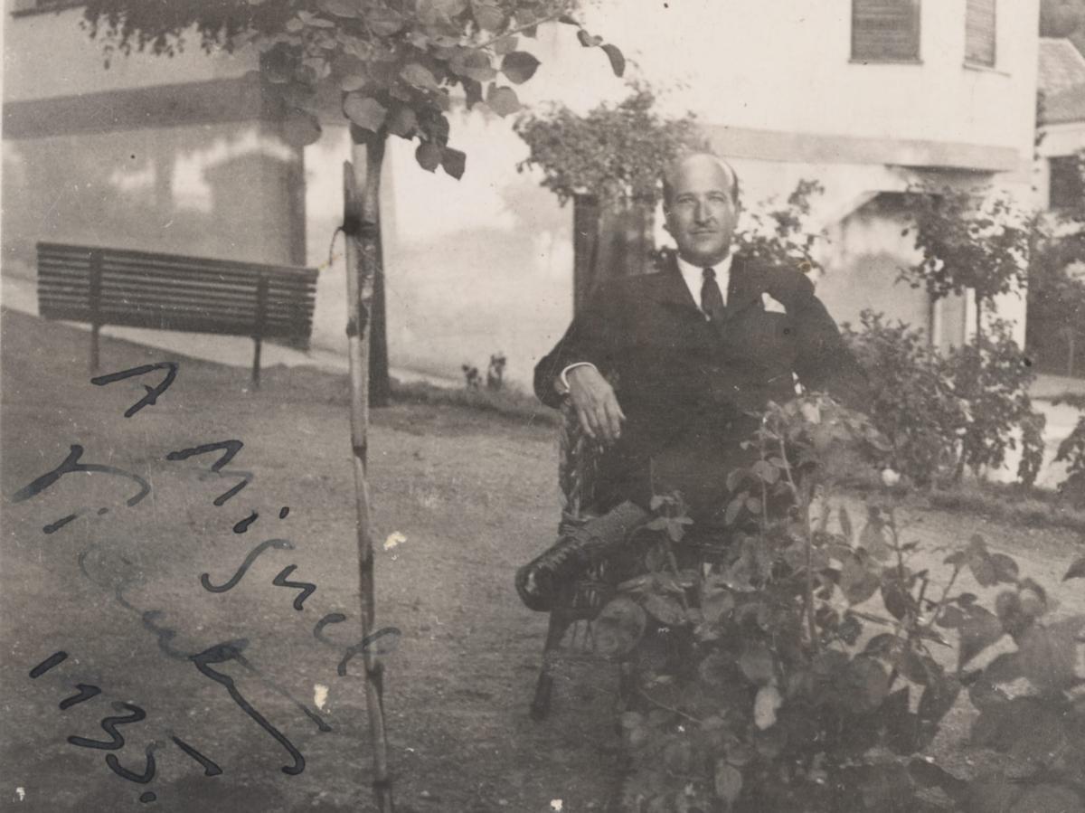 Vicente Aleixandre, en el jardín de Velintonia, en una fotografía que dedicó en 1935 al también poeta Miguel Hernández.