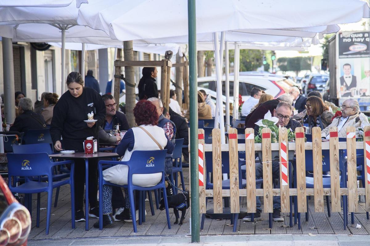 Clientes en la terraza de un bar de Cartagena.