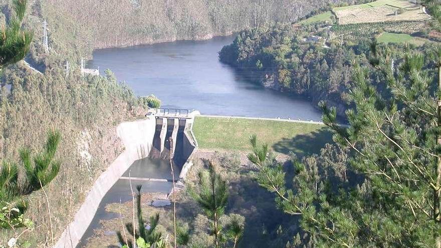 La central hidráulica de Doiras en el río Navia.