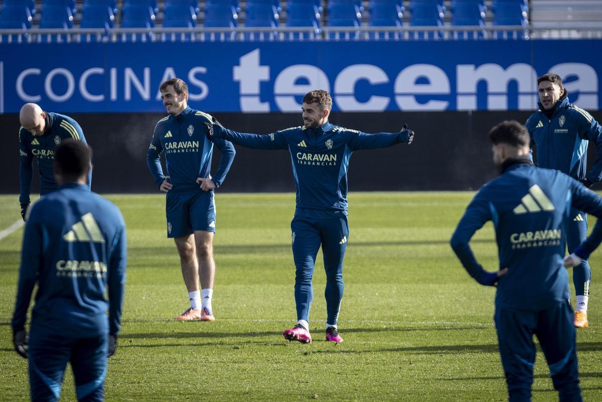 Soberón, en el centro, durante un entrenamiento del Real Zaragoza.