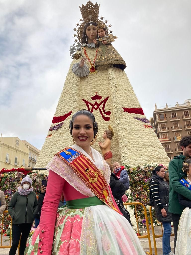 Carmen, junto a la imagen