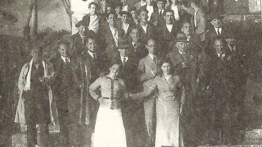 Agustín Echeverri cos mestres Modesto Novelle, Vicente Sáez e Felipe Carnicer, da Escola Elemental de Pesca na illa de San Simón (1933).