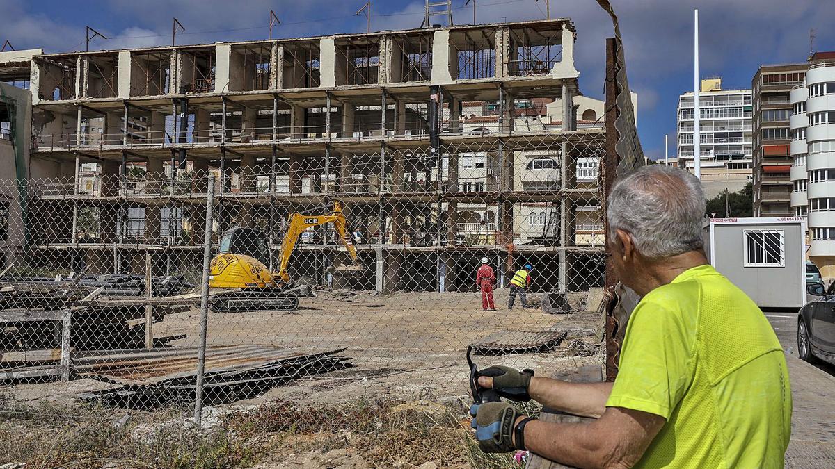 Trabajos previos orientados el derribo del hotel de Arenales del Sol