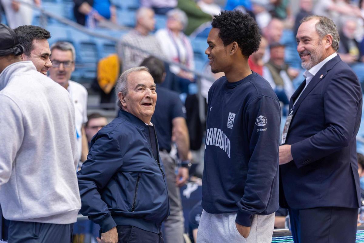 Tra Holder durante el partido del Palencia, en el que no pudo debutar al no haber llegado su transfer
