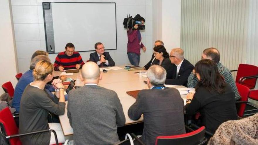 Francisco del Busto, al fondo, durante la reunión de ayer con los gerentes de las áreas sanitarias.