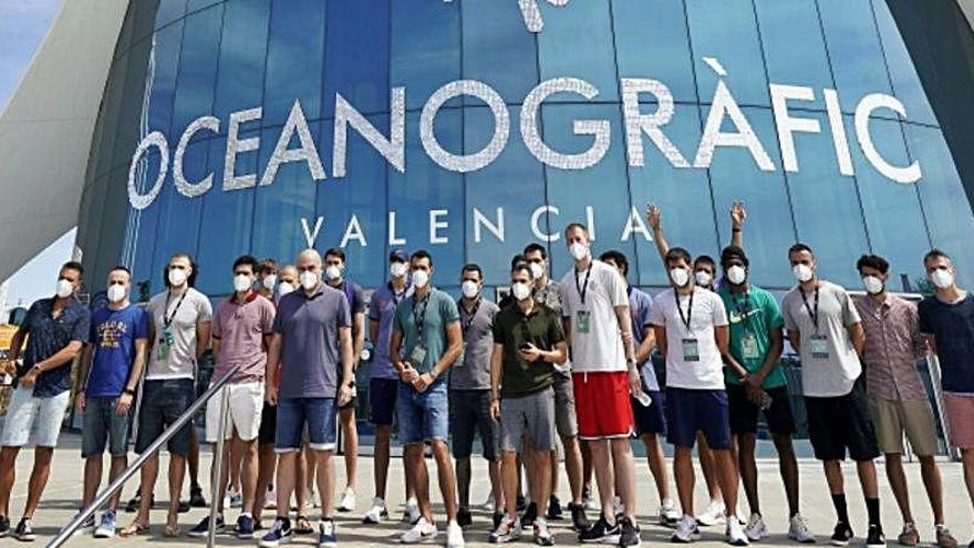 El Valencia Basket pasa el día libre en el Oceanogràfic