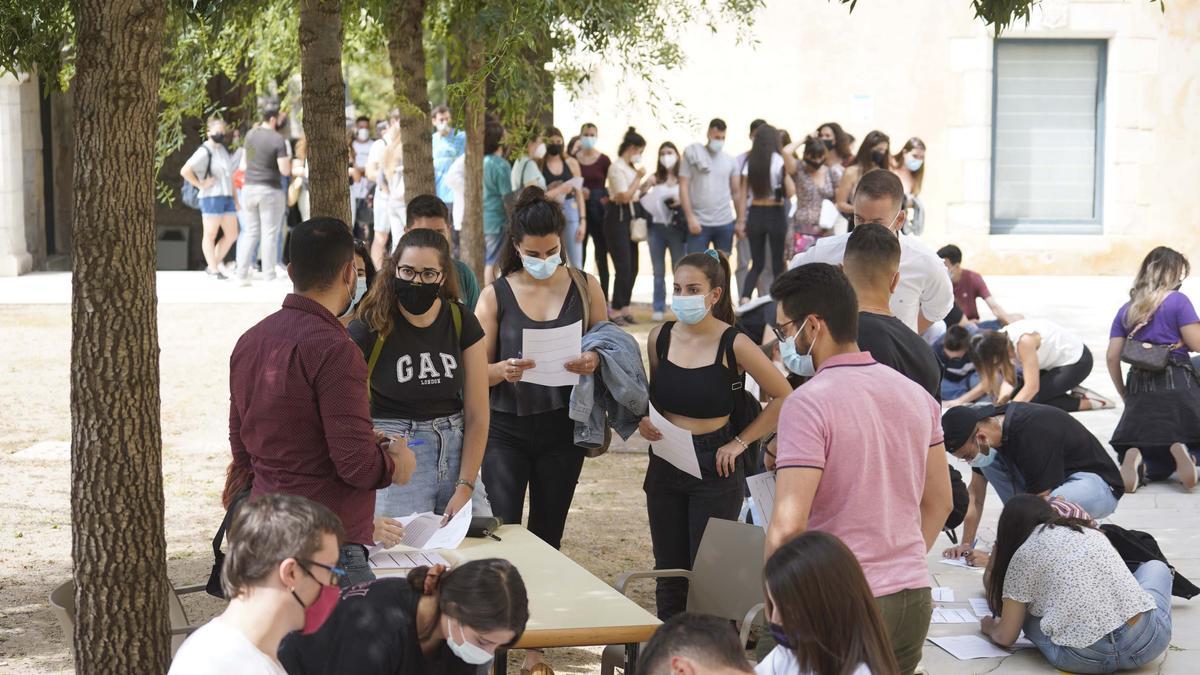 Protesta d'estudiants de la UdG en contra del requisit de la tercera llengua per obtenir el títol