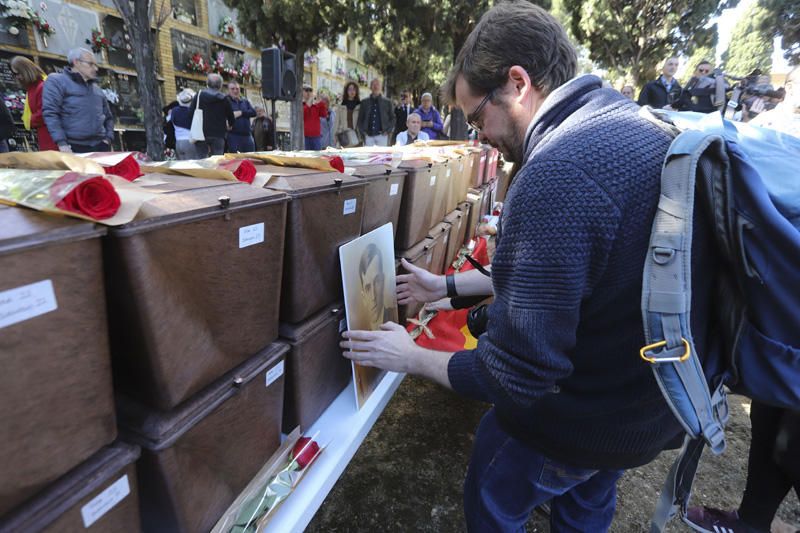 Entrega de los restos de los fusilados por el franquismo a sus familiares, en Paterna