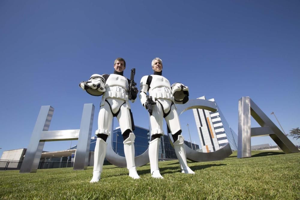 Miembros de la 'Legión 501' de Star Wars en Asturias, en el HUCA