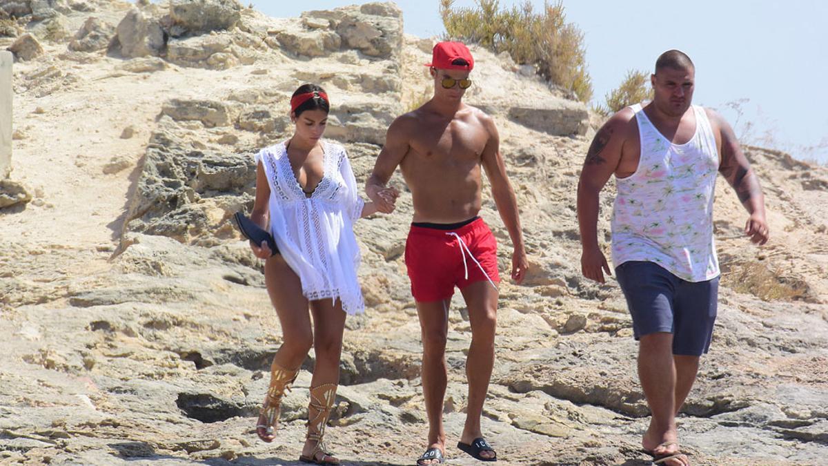 Georgina Rodríguez y Cristiano Ronaldo, de blanco y rojo en Formentera