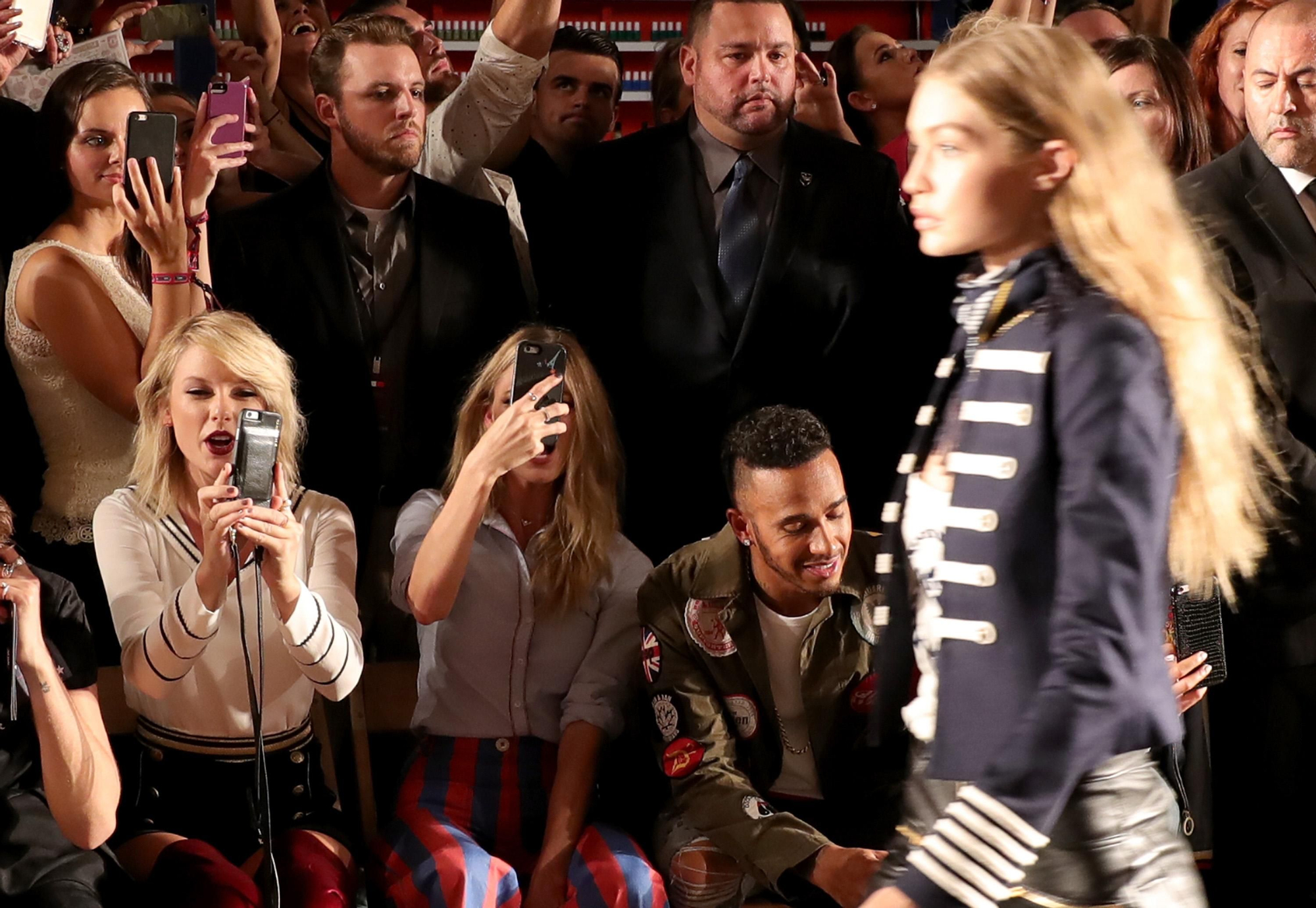 Taylor Swift y Gigi Hadid durante el desfile de Tommy Hilfiger en Nueva York