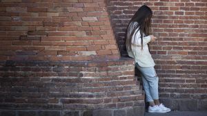 Una joven realiza un descanso en su jornada, en Barcelona.