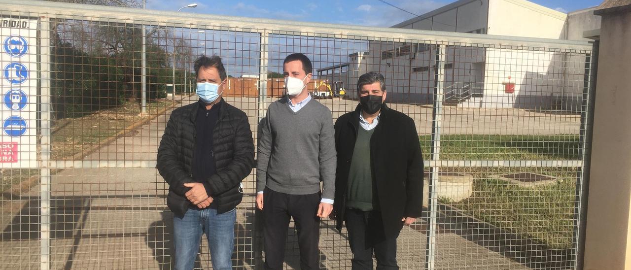 Los populares Sureda, Galmés y Rosselló, frente al matadero de Manacor.