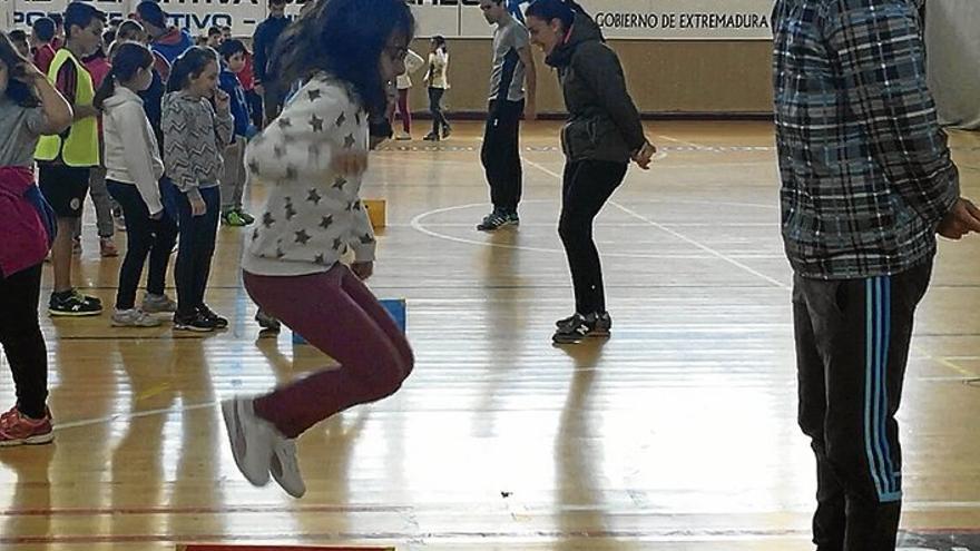 El programa Proades-Atletismo Divertido empieza con 180 niños en Cáceres
