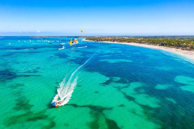 En la playa de Bávaro, Punta Cana, se pueden realizar todo tipo de deportes acuáticos