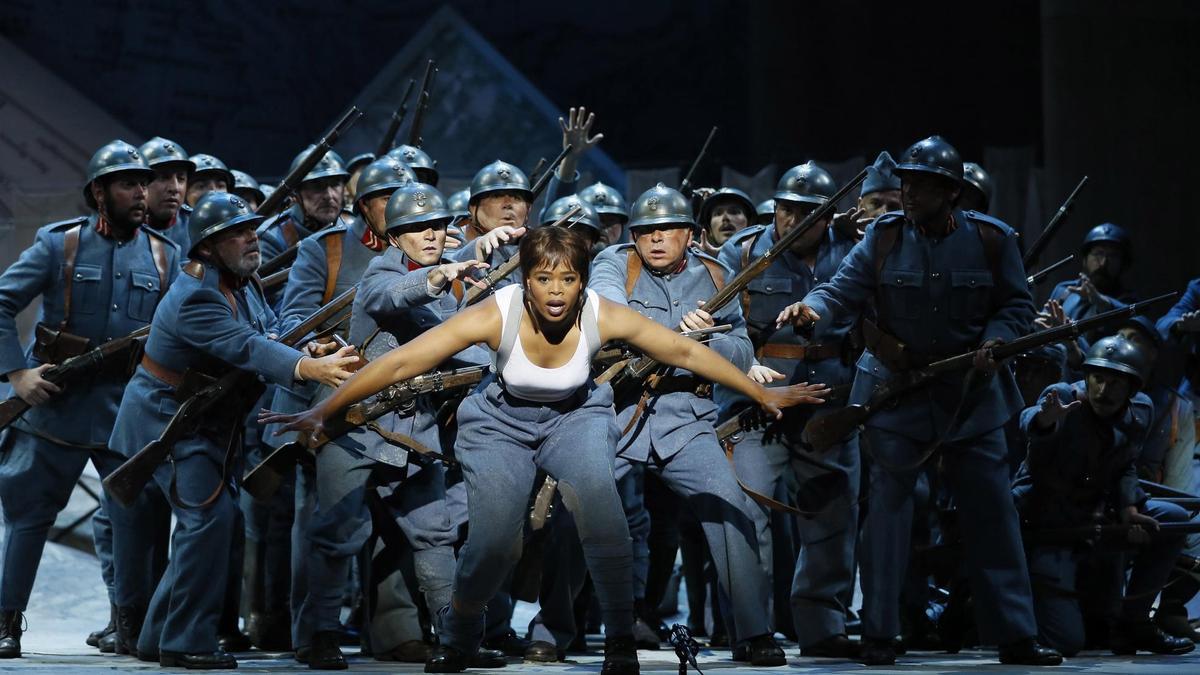 Ópera &quot;La fille regiment&quot; de Donizetti en el teatro de la Maestranza el pasado año. / EFE