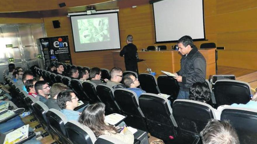 Alumnos de la Escuela de Ingeniería Informática en un curso de elaboración de currículo