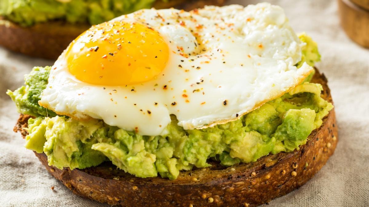 Tostada con aguacate y huevo