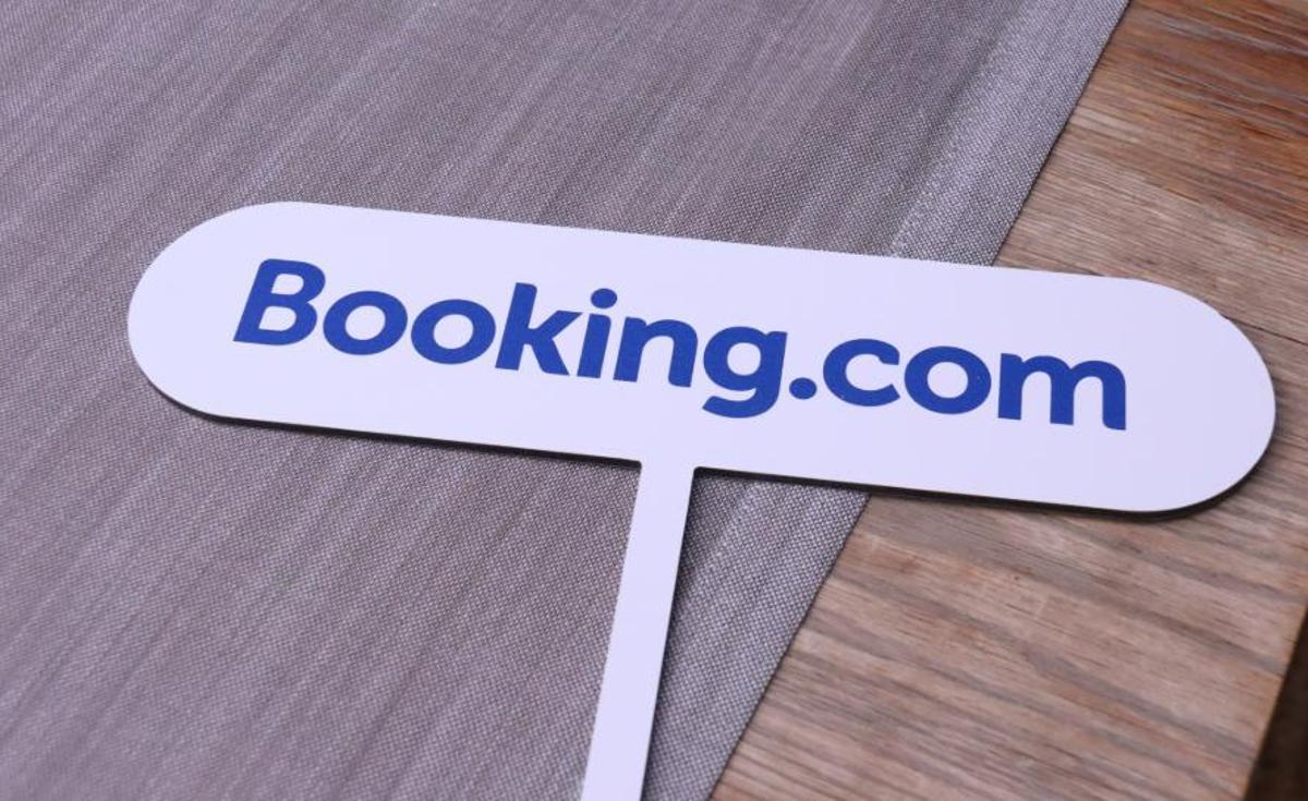 Un cartell amb el logo de Booking.com