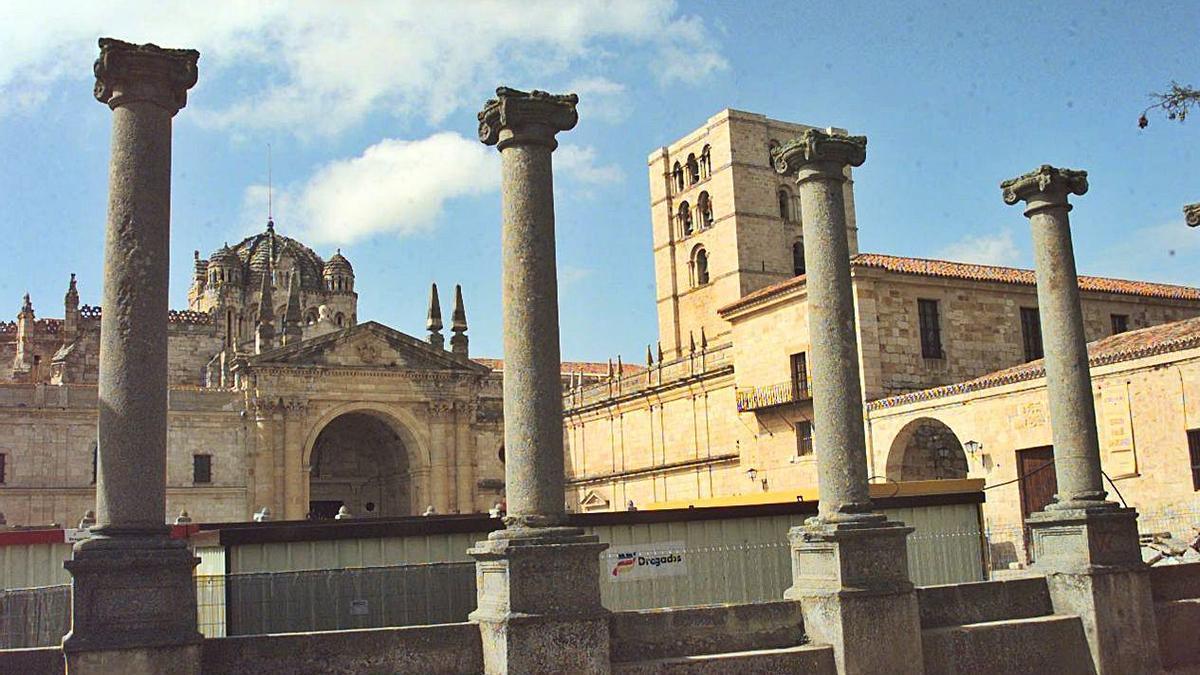 Columnas pertenecientes al desaparecido convento de San Jerónimo, que cierran los jardines del Castillo de la plaza de la Catedral.