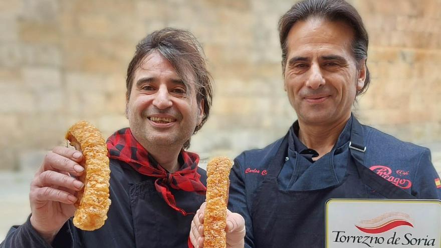 Los hermanos Calvo posan con los torreznos y el título, tras el certamen celebrado en El Burgo de Osma.