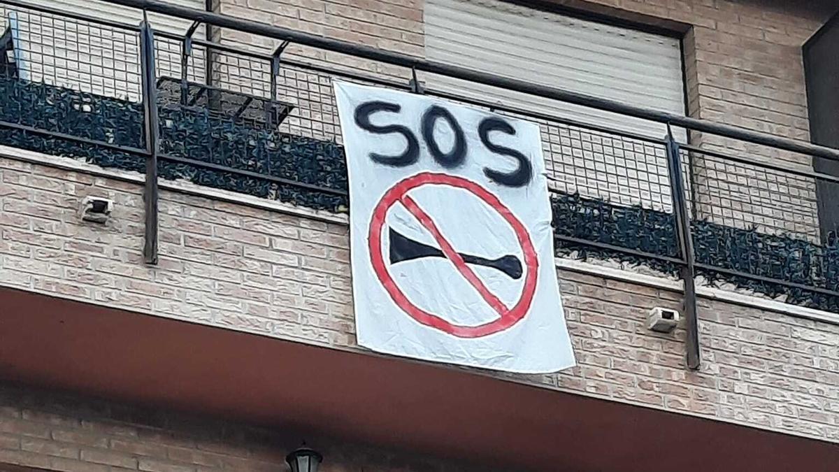 Pancarta en contra del ruido generada por los pitidos de los trenes en el paso a nivel de Alfafar.