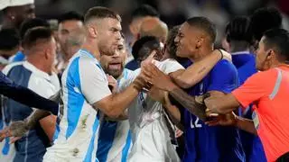 Francia elimina a Argentina en un agónico duelo con tángana final