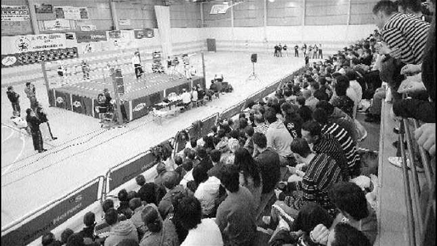 Una vista panorámica del polideportivo de Ujo, que registró un gran lleno.