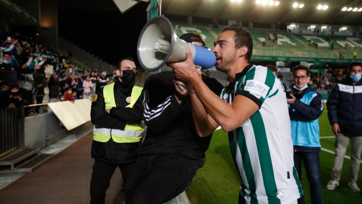 Miguel De las Cuevas comparte la celebración con los aficionados al final del partido.