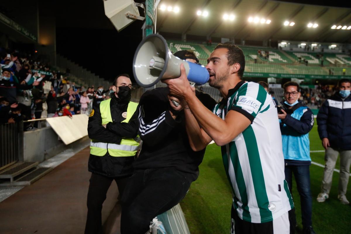 Miguel De las Cuevas comparte la celebración con los aficionados al final del partido.