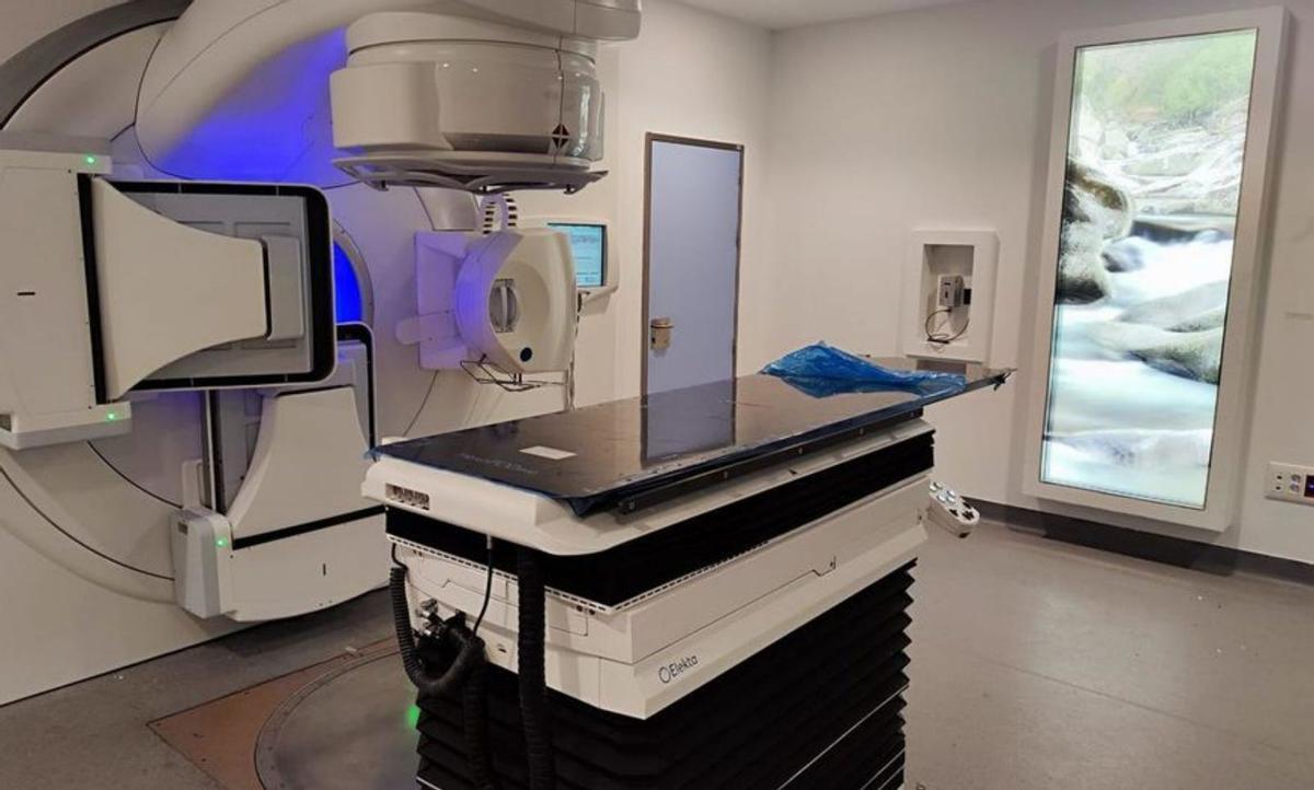 Acelerador lineal, ya en el hospital Virgen del Puerto. | EL PERIÓDICO