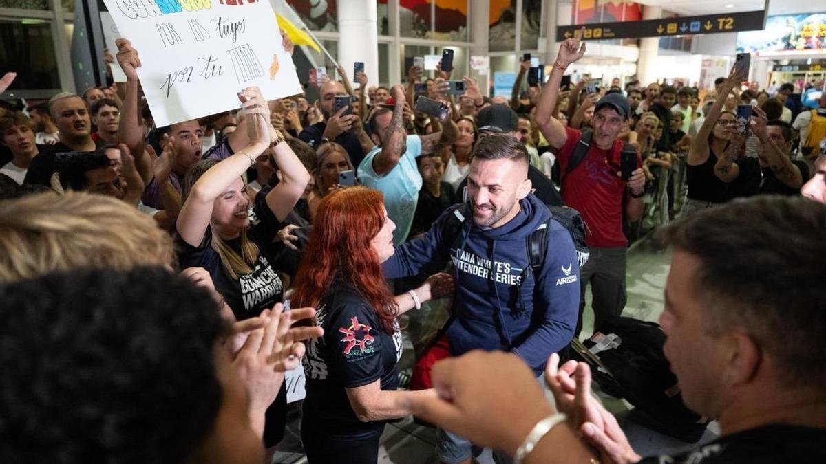 Hecher Sosa, recibido en honor de multitudes a su llegada al aeropuerto César Manrique - Lanzarote en septiembre del pasado año tras lograr su contrato con la UFC.