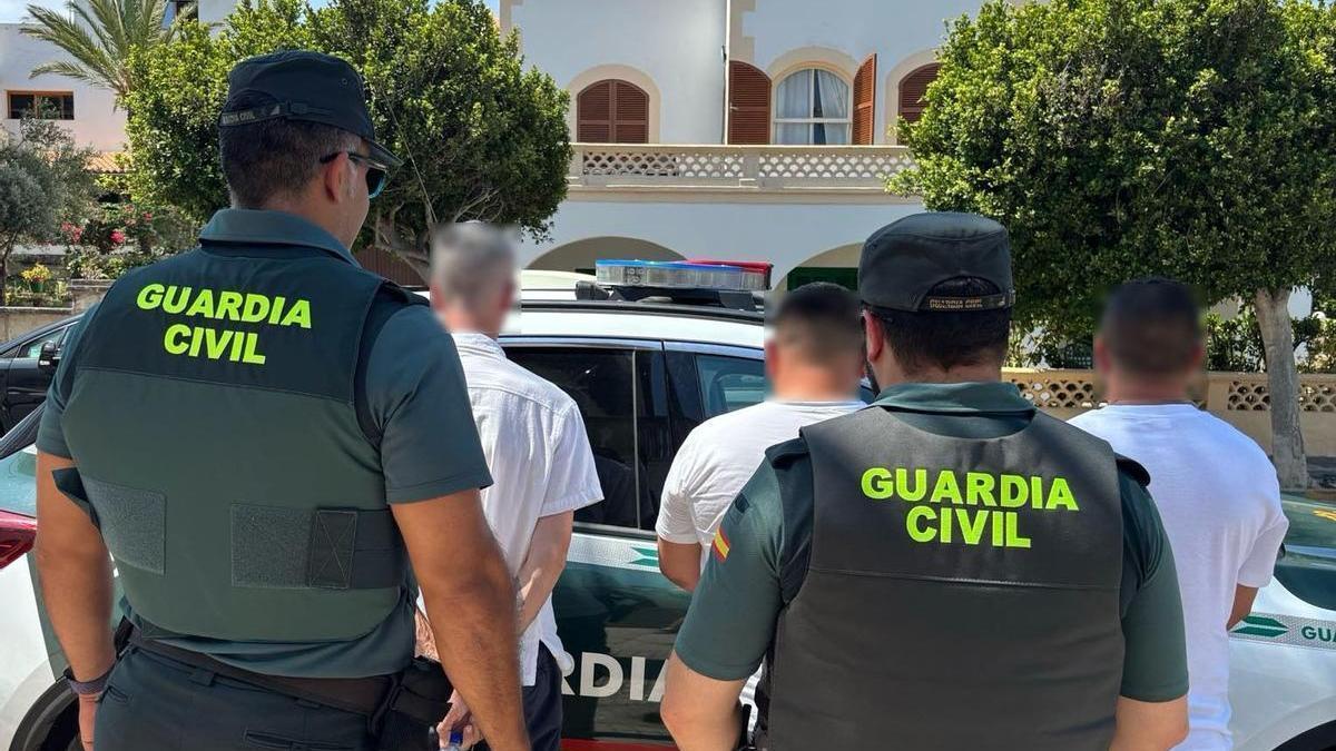 Agentes de la Guardia Civil detienen a los tres ladrones tras sorprenderles robando en un supermercado de Playa de Muro.