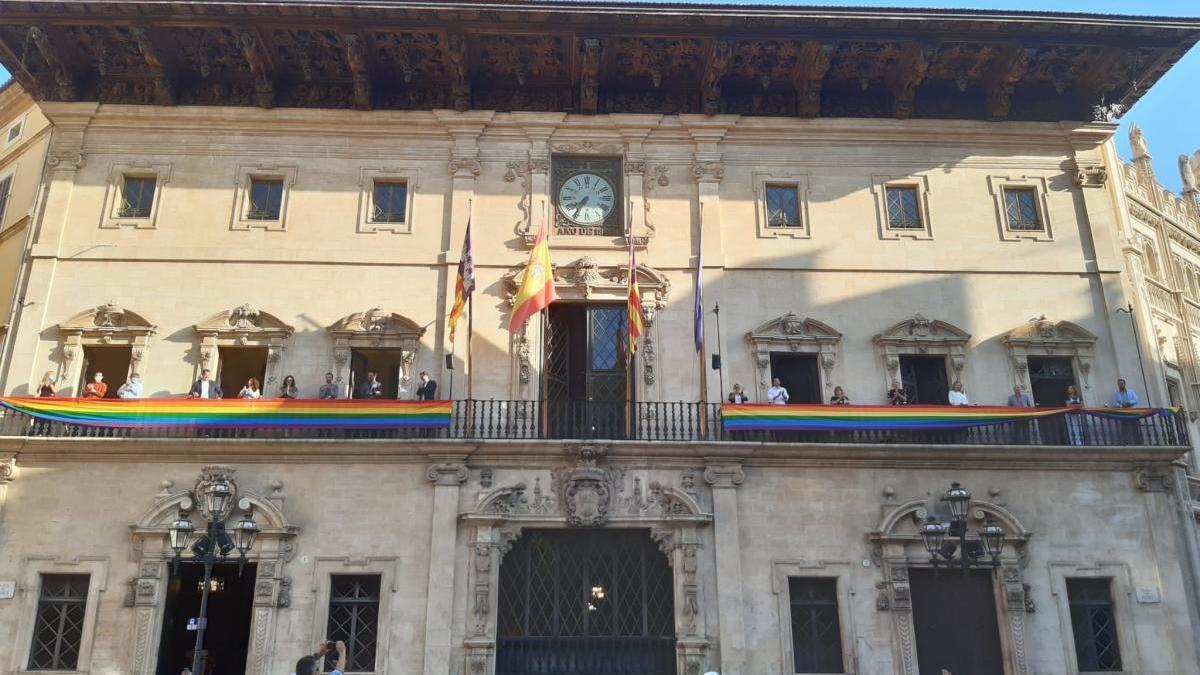 El Ayuntamiento de Palma cuelga la bandera LGTBI en el balcón de Cort por el Día del Orgullo