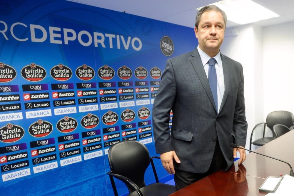 El presidente del Deportivo comparece en Riazor para explicar la destitución de Víctor Sánchez del Amo. "La confianza se construye poco a poco pero se destruye rápido", comentó ante los medios.