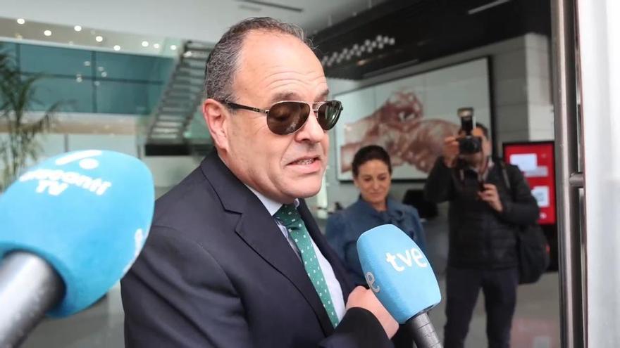 Carlos Baño a la entrada de la Cámara de Comercio de Alicante