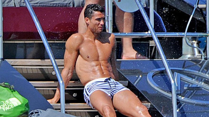 Cristiano Ronaldo luce abdominales en el yate.