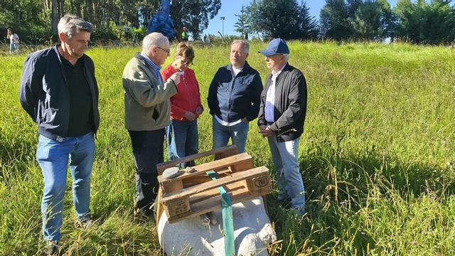Investigadores, responsables de la Consejería y del MUJA en Colunga, en torno al bloque de yeso que protege los fósiles del saurópodo. | LNE