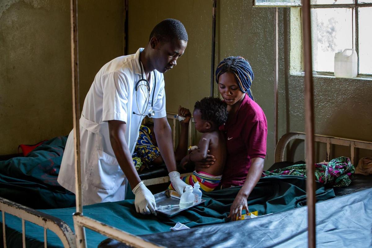 Una enfermera examina a una pequeña en la República Democrática del Congo