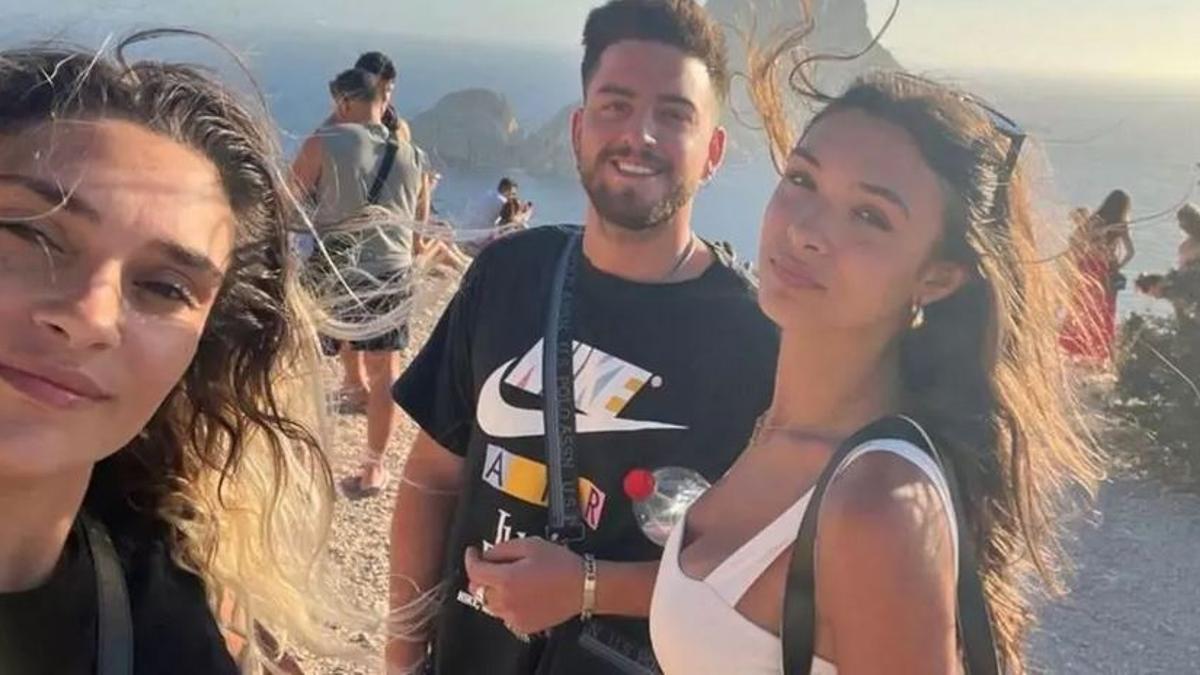 Los tres malagueños que han sufrido varias cancelaciones, durante sus vacaciones en Ibiza.
