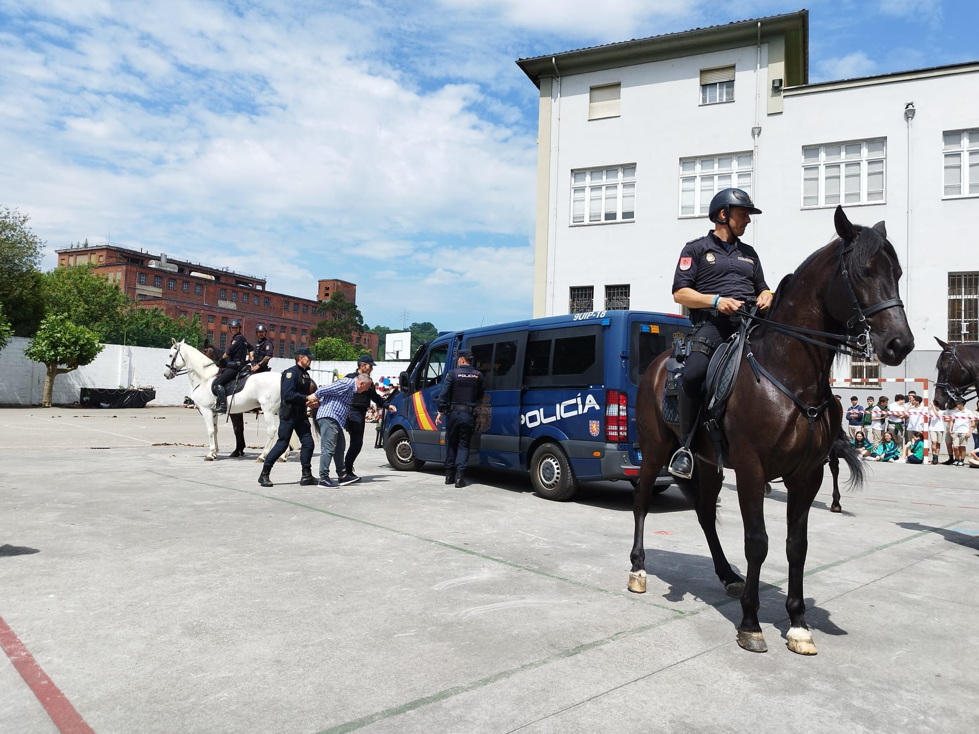 Exhibición de la Policía Nacional en el colegio Beata Imelda de La Felguera