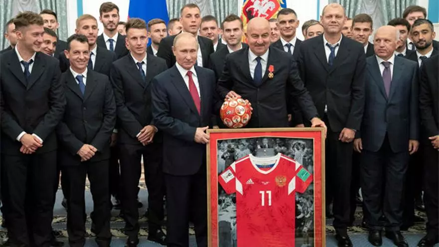 Putin condecora a la selección rusa