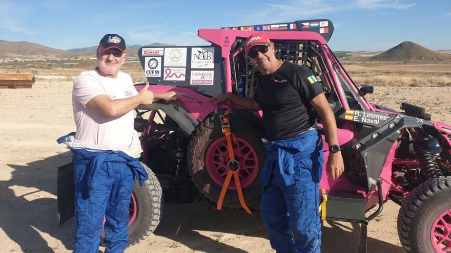 Rafael Lesmes y Eduardo Naval con el Can Am Maverick T-3 con el que tratarán de terminar la dura prueba automovilística. | | E.D.