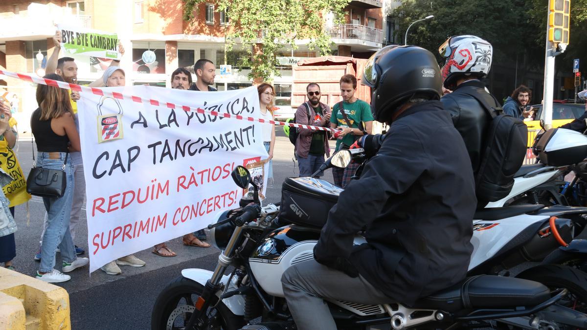 Manifestants tallant el pas de les motos i els cotxes que sortien del túnel de Glòries a Barcelona