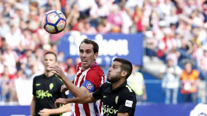 Godín y Víctor Rodríguez buscan el balón. // Zipi