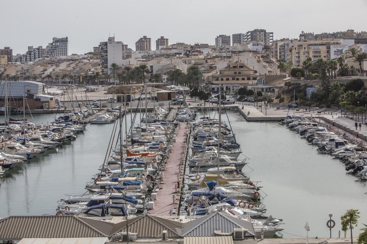 Barcos amarrados en el Club Náutico de El Campello