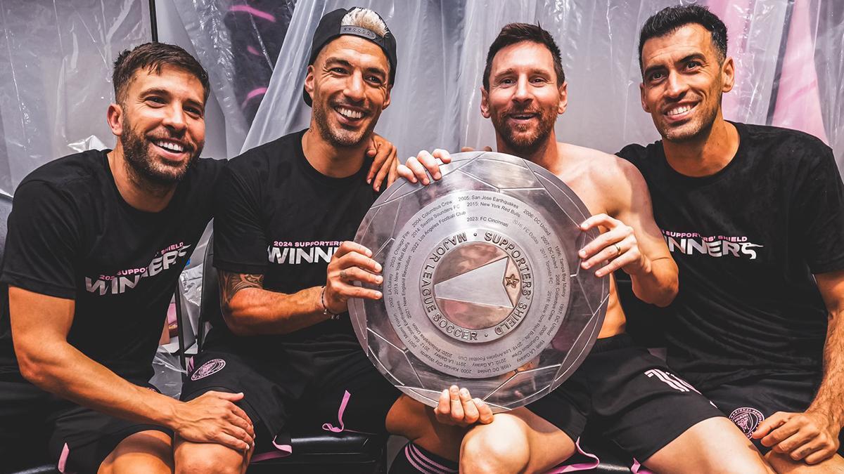 Jordi Alba, Luis Suárez, Leo Messi y Busquets, con el trofeo Supporter's Shield