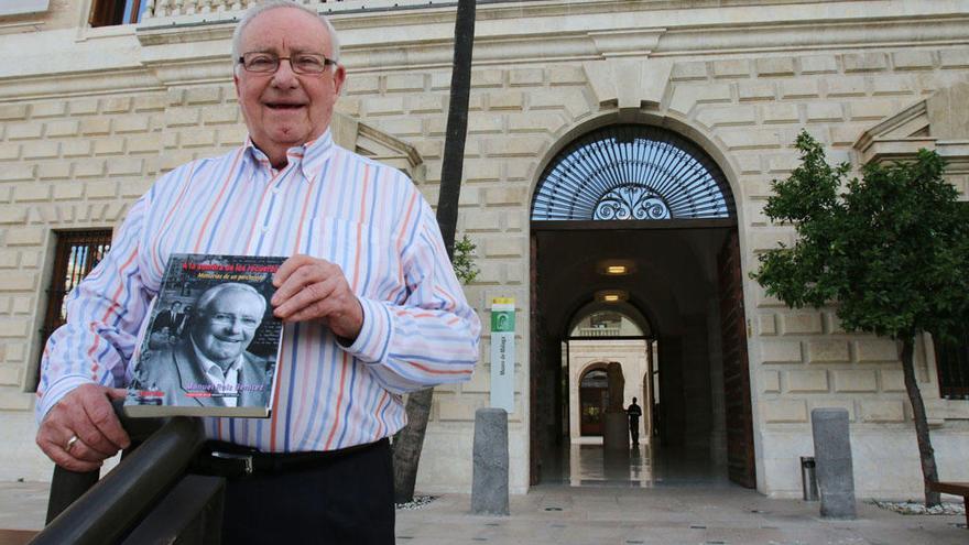 Con su libro de memorias, en la entrada de la Aduana.