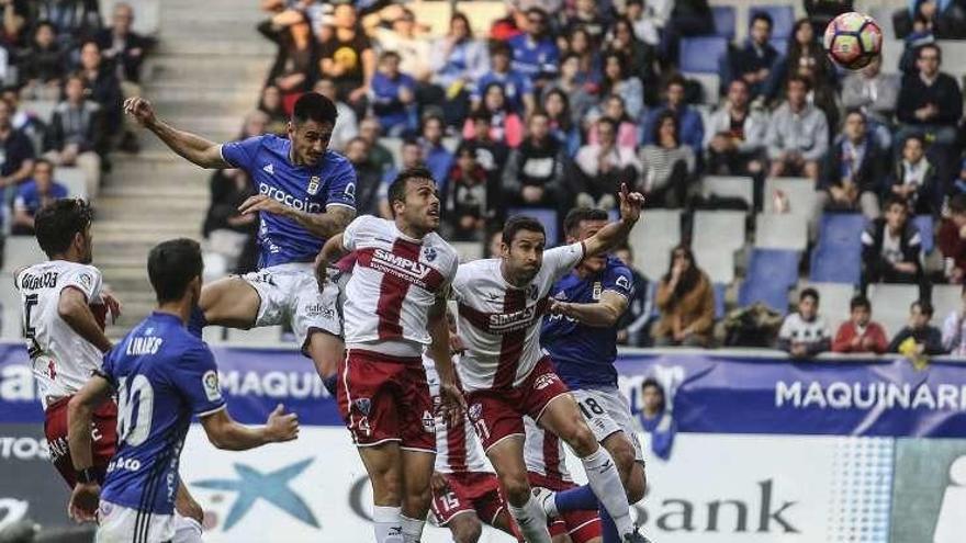 Costas, con el Oviedo, cabecea el balón en la acción del gol que le marcó al Huesca.