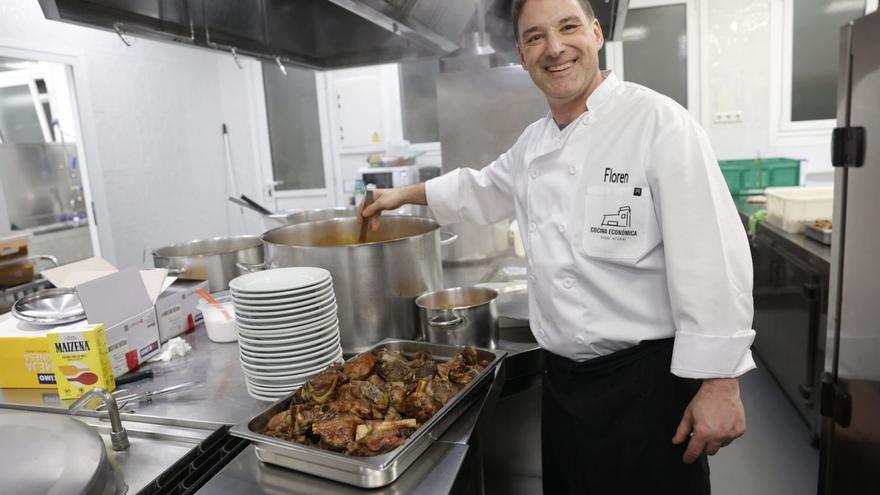 Florentino Menéndez, entre los foones de la Cocina Económica de Oviedo.